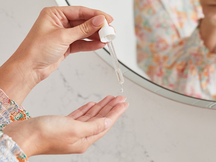Picture of a model holding a serum dropper